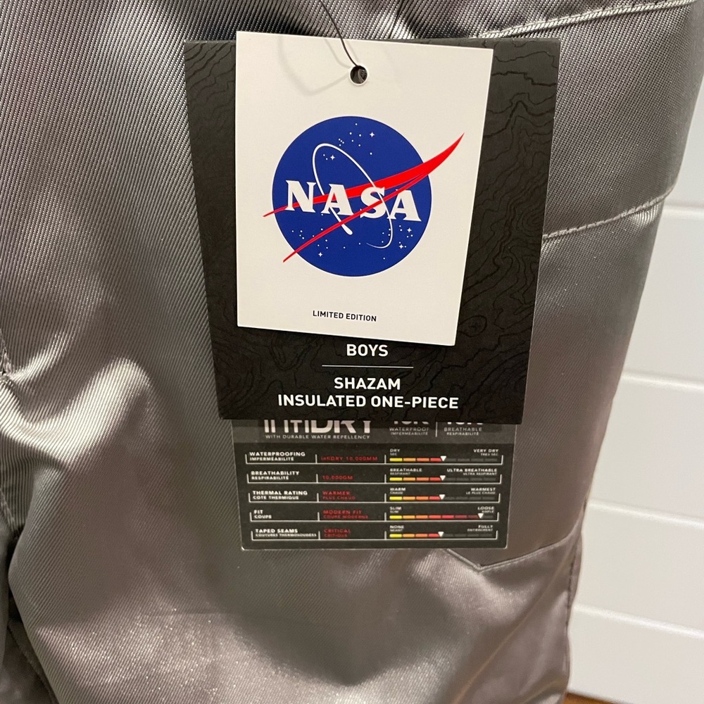 SOLD!! 686 x NASA Boys Shazam Insulated One Piece Snowsuit Silver BNWT Size XS - Picture 8 of 15